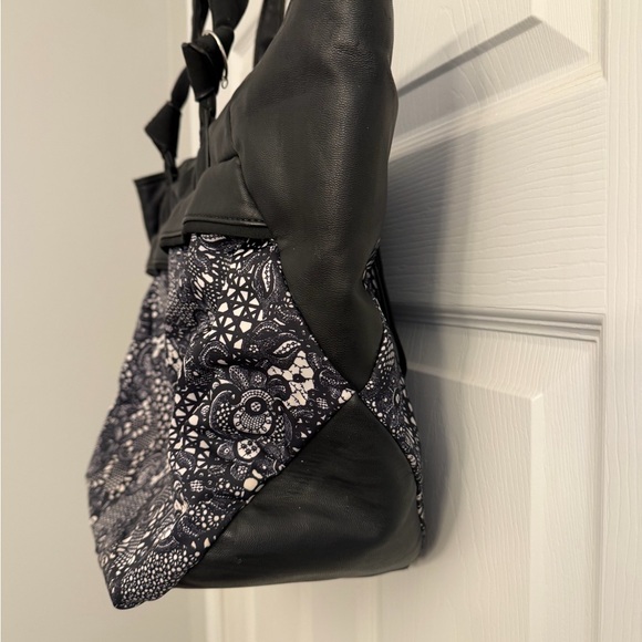 lululemon athletica Black and Gray Patterned Tote - Picture 4 of 7